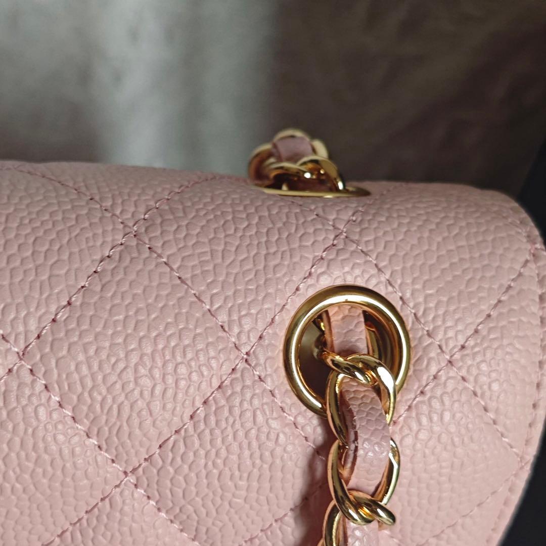 ピンクのキルティングデザインのショルダーバッグ、ゴールドチェーンストラップ付き