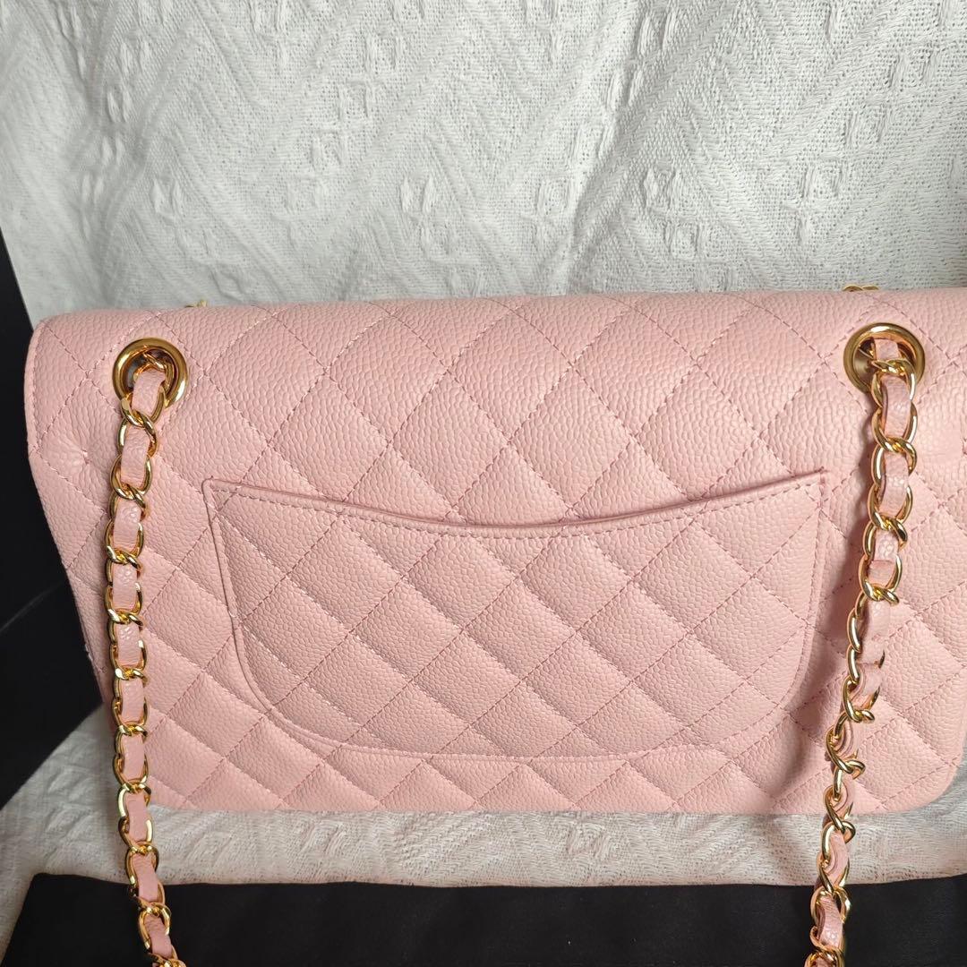 ピンクのキルティングデザインのショルダーバッグ、ゴールドチェーンストラップ付き