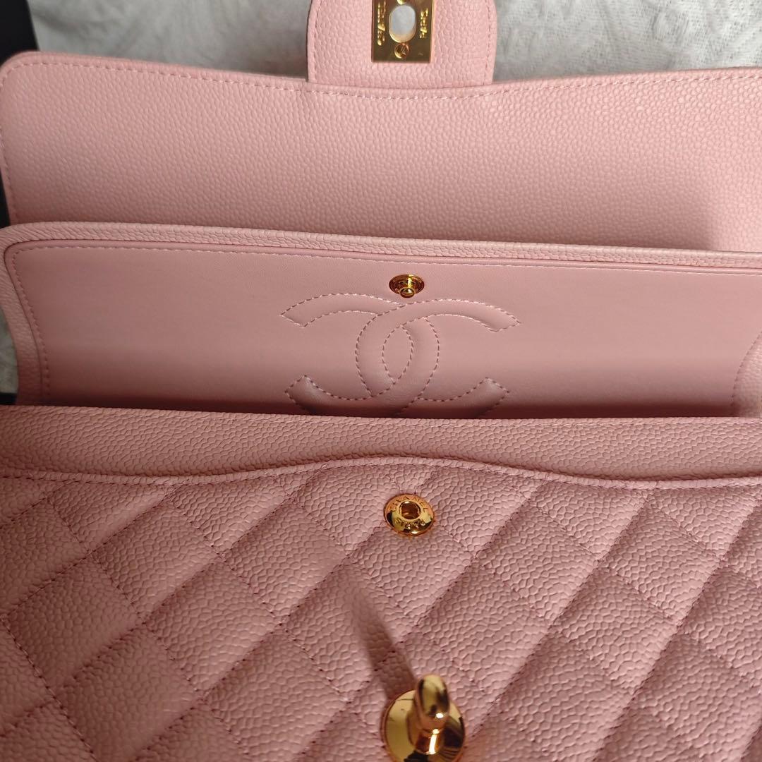 ピンクのキルティングデザインのショルダーバッグ、ゴールドチェーンストラップ付き