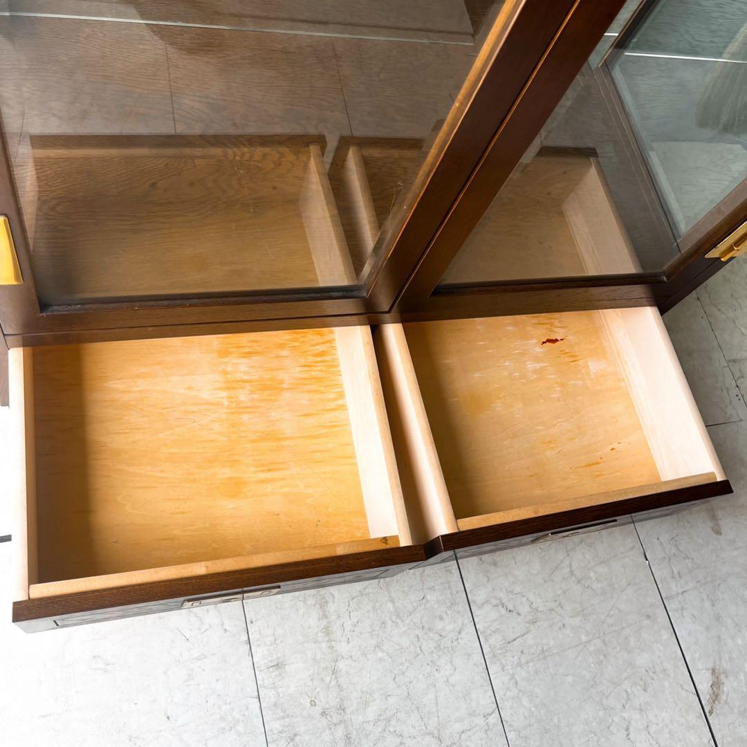 取付無料！カリモク ドマーニ モーガントン おしゃれアンティークガラス飾り棚✨