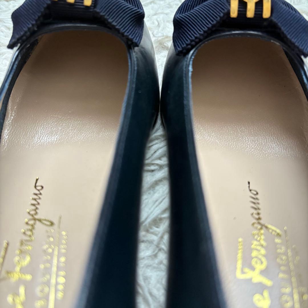 未使用級　サルヴァトーレ・フェラガモ23cm NOSTALGIA ヴァラリボン