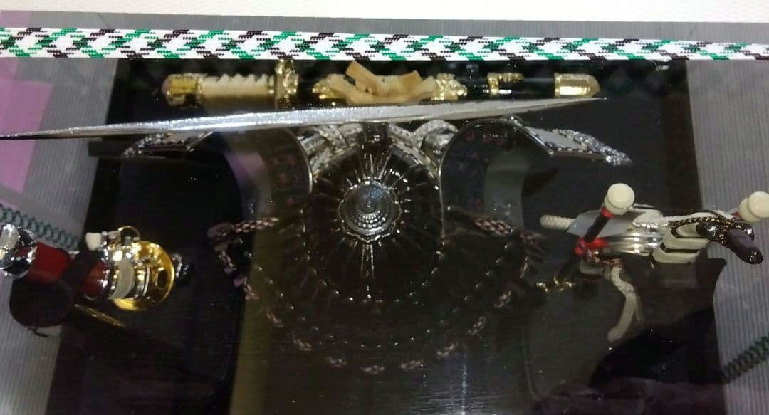 未使用日本人形節句人形8号行平燻し銀伊達兜弓太刀 横太刀付黒塗四方ケース銀ライン