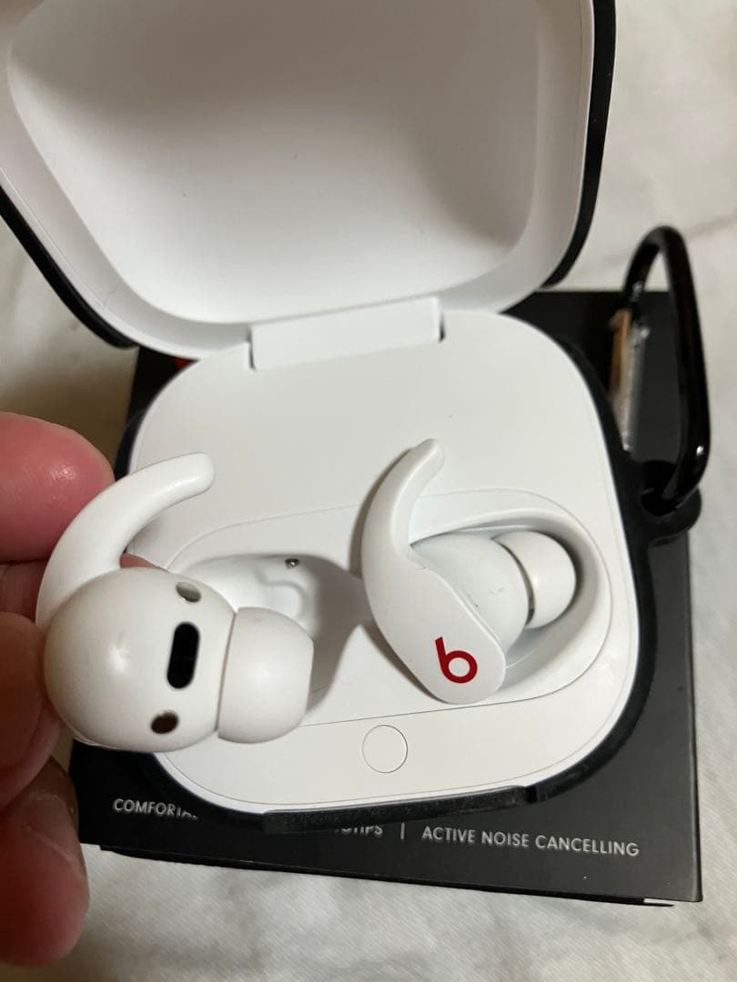 ★Beats fit proワイヤレスイヤホン ホワイト美品★シリコンケース付