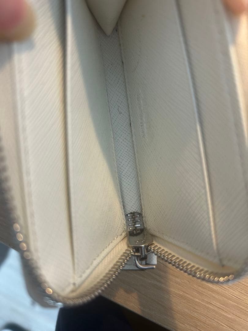 PRADA 美品　ホワイトレザー ケース