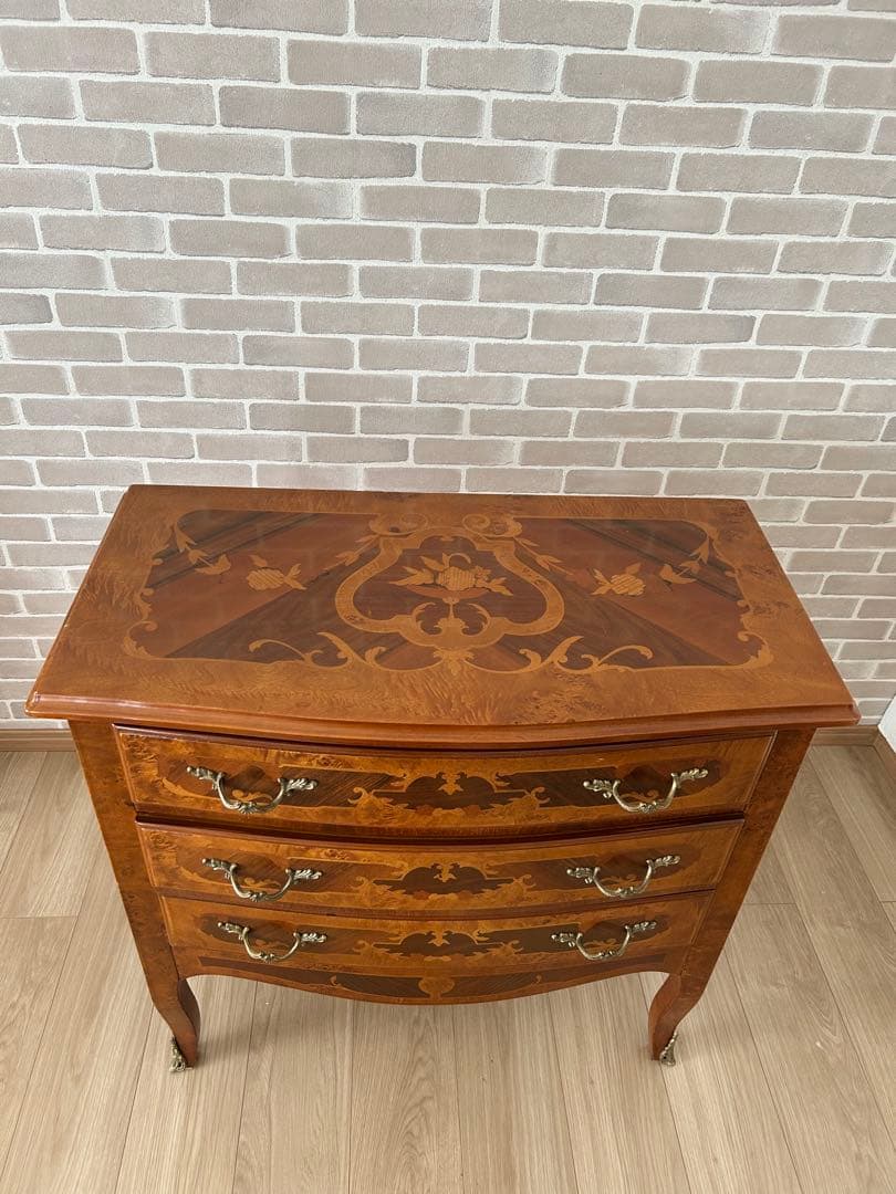 装飾的インレイの木製チェスト　W75.5xD39.5xH63.5cm