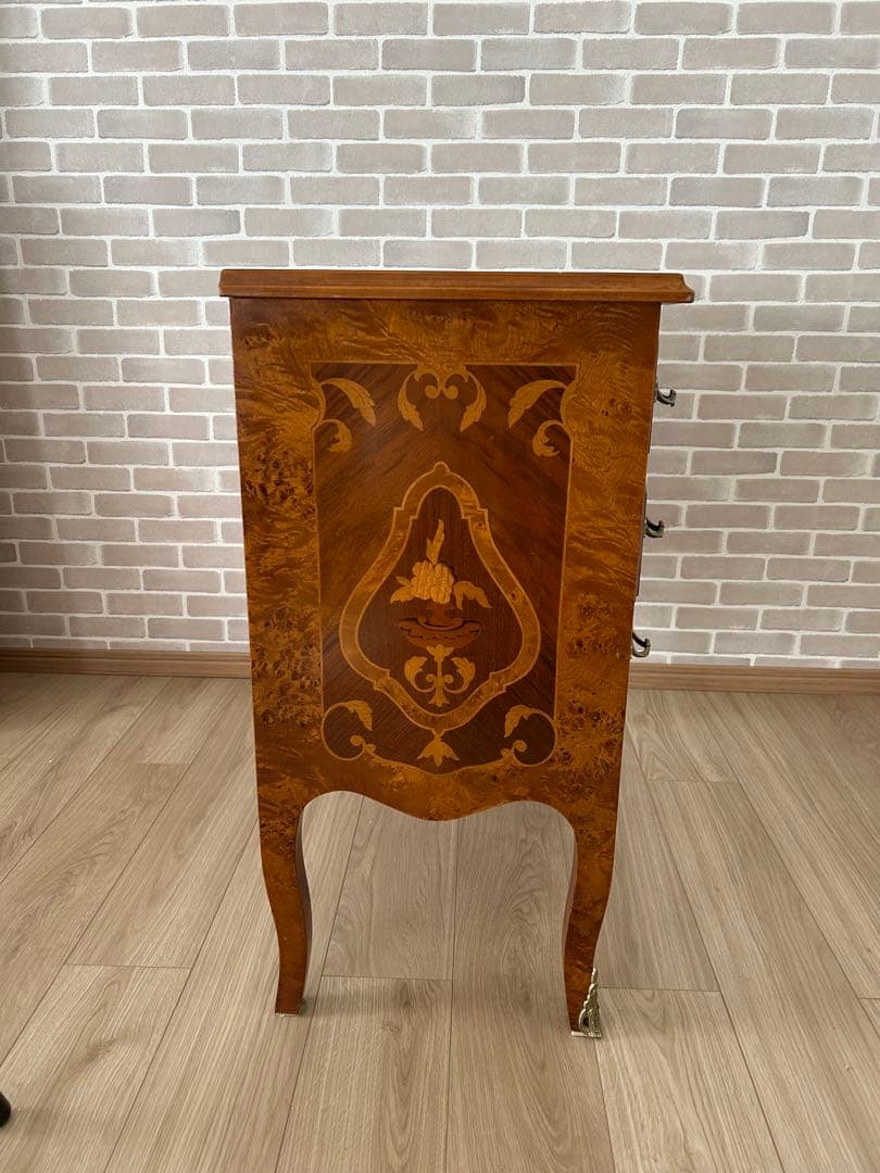 装飾的インレイの木製チェスト　W75.5xD39.5xH63.5cm