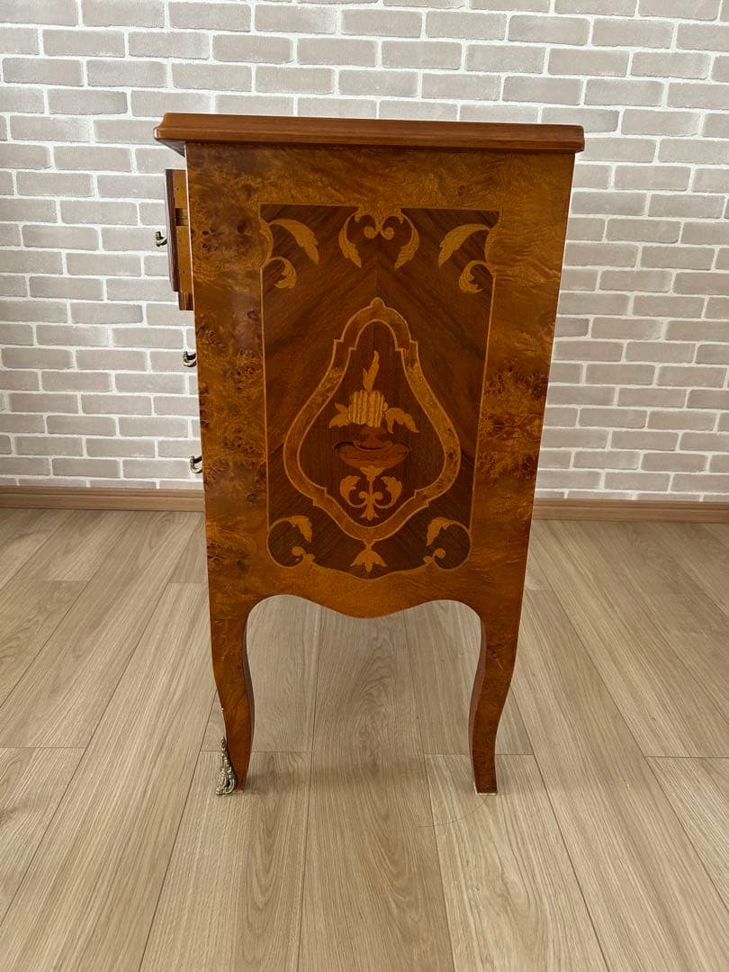 装飾的インレイの木製チェスト　W75.5xD39.5xH63.5cm