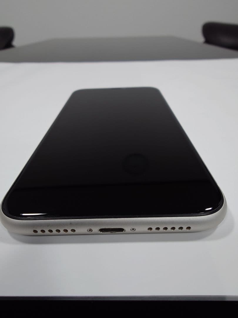 iPhone11 64GB ホワイト　美品　SIMロック解除済み