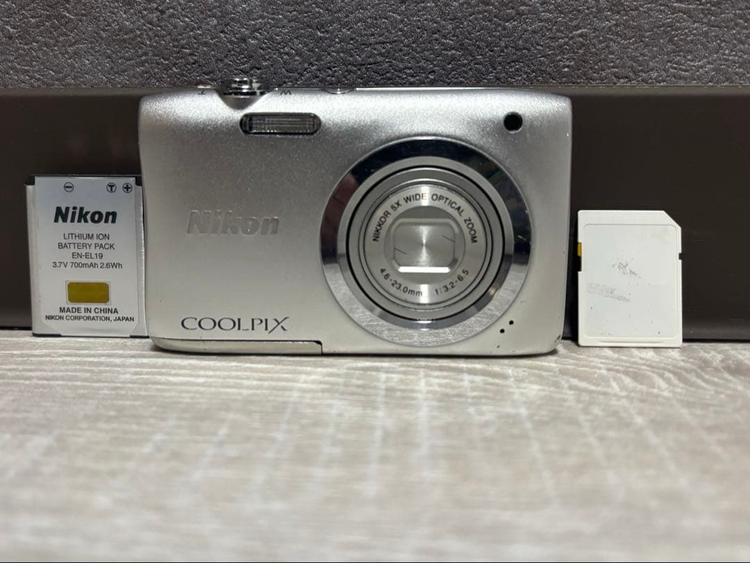 Nikon COOLPIX A100シルバー　コンパクトデジタルカメラ
