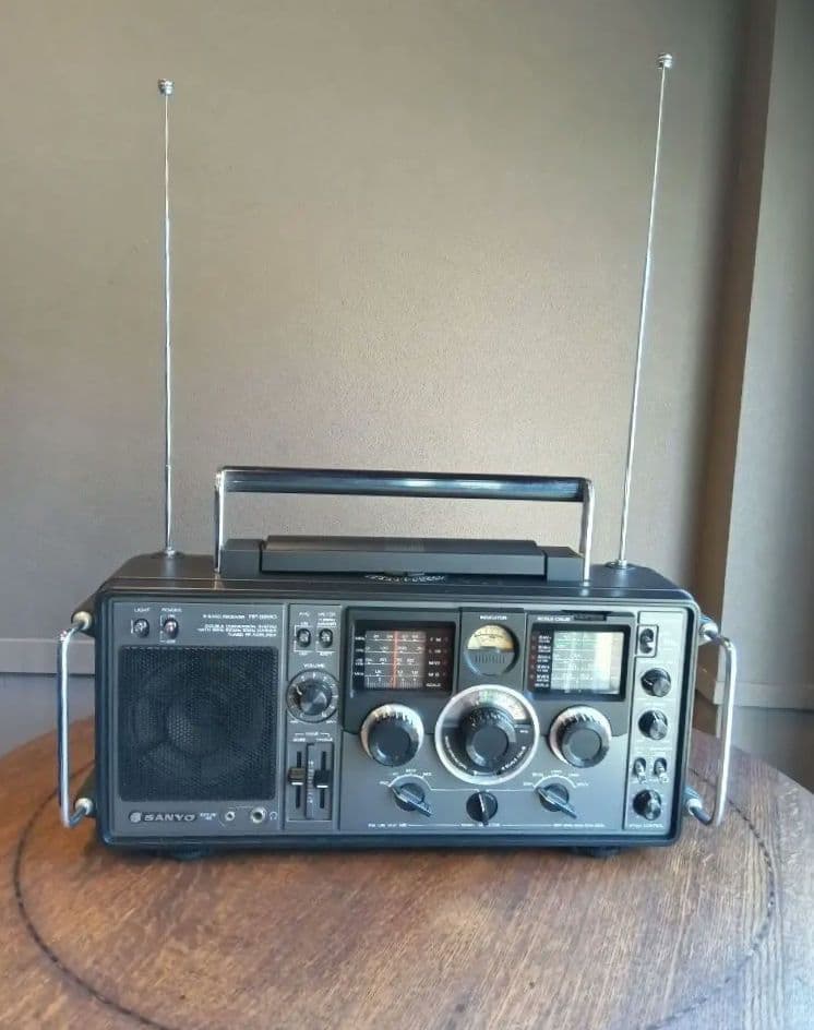 ジャンク　不動品　SANYO RP-8880 9バンド受信機　ヴィンテージ