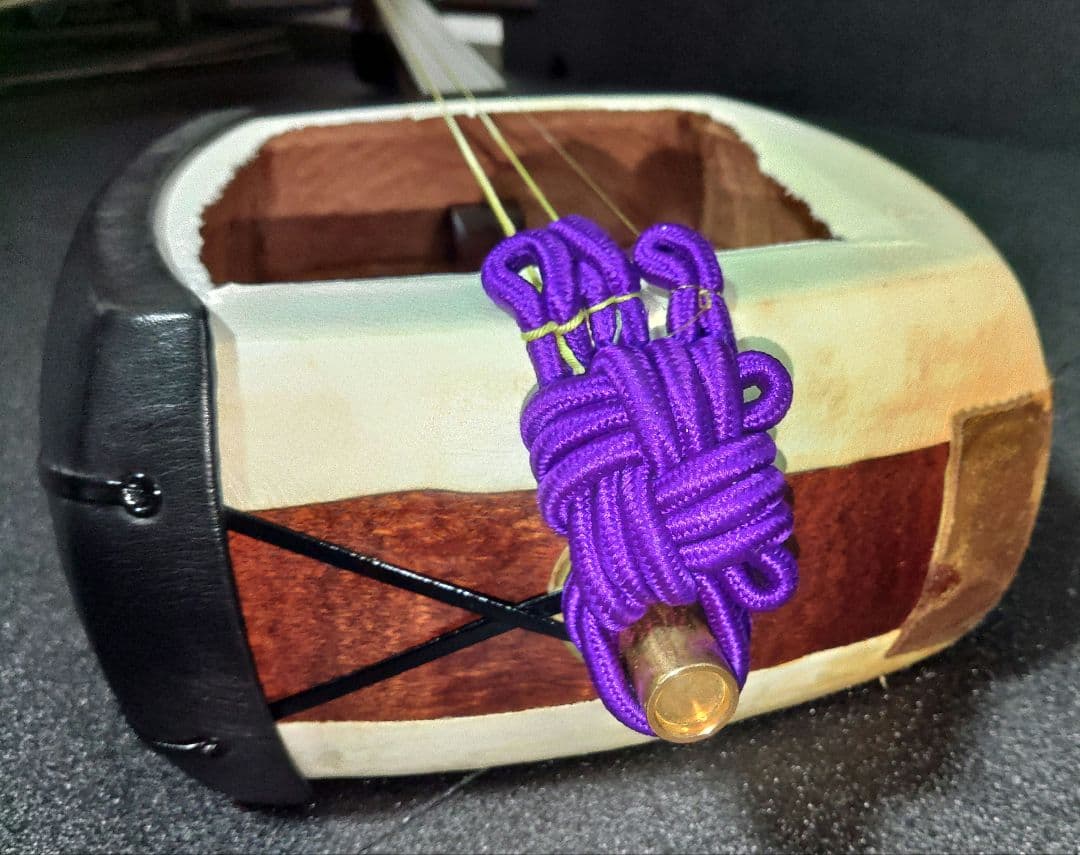 津軽三味線　太棹　東さわり　ハードケース　鍵付き【皮破れ】