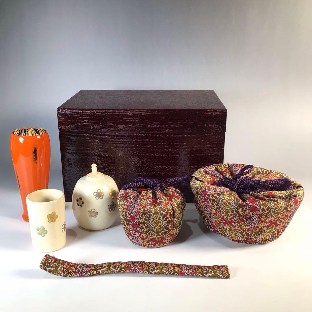 Ｍ８３２　茶箱　『溜塗』『利休形』『茶碗　棗　茶杓　茶筅　振出　茶巾筒』　茶道具