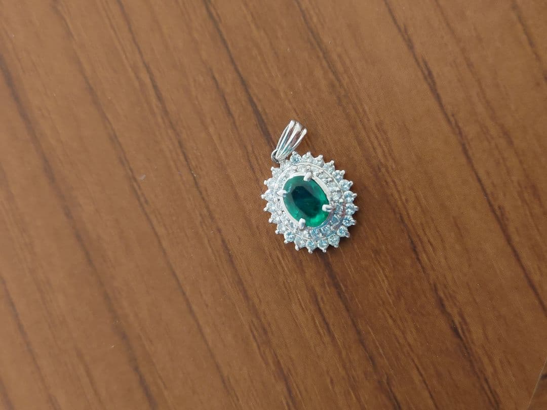 エメラルドペンダントトップ刻印あり