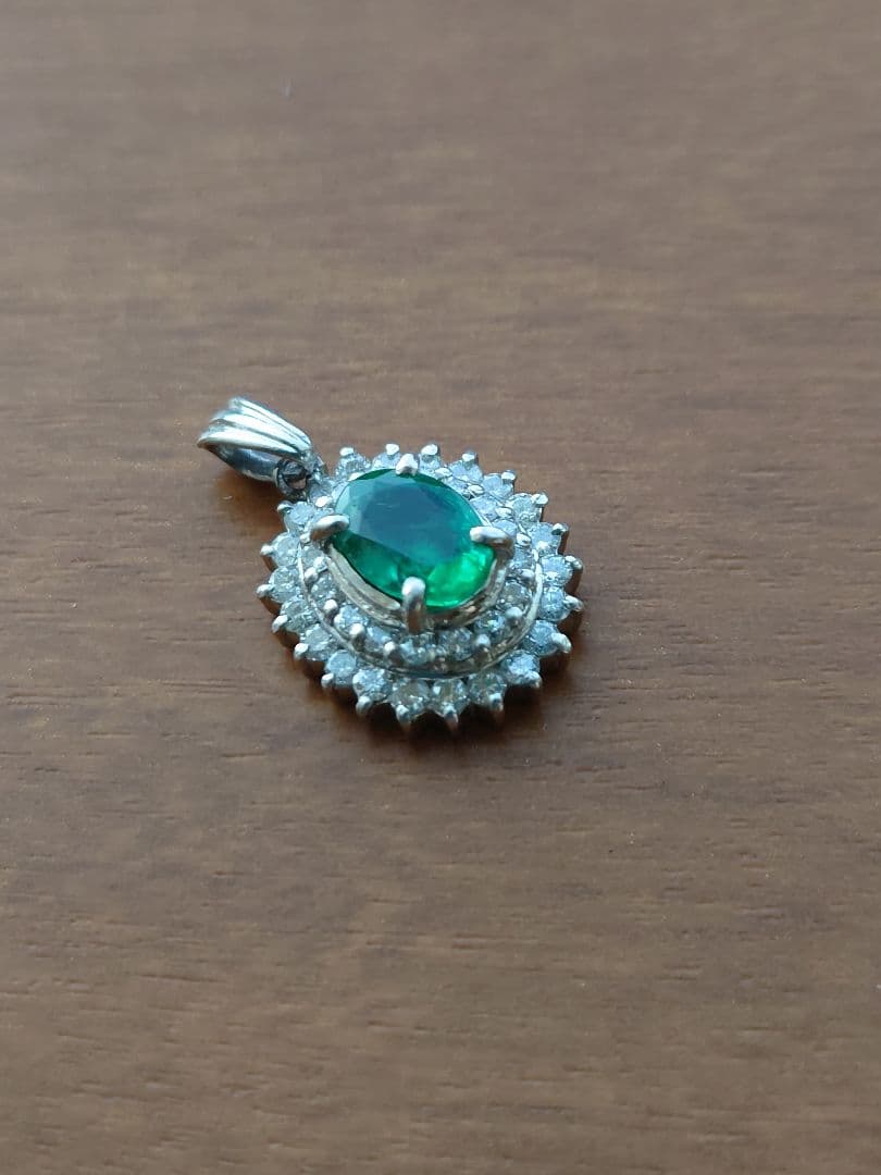 エメラルドペンダントトップ刻印あり