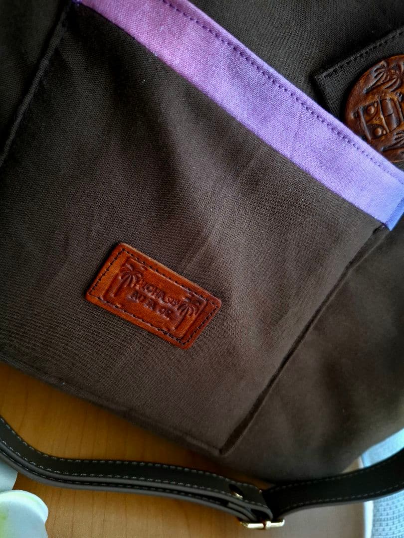 ハワイアンキルト　横長バッグ　バス　2WAY　バスの革タグチャーム付き