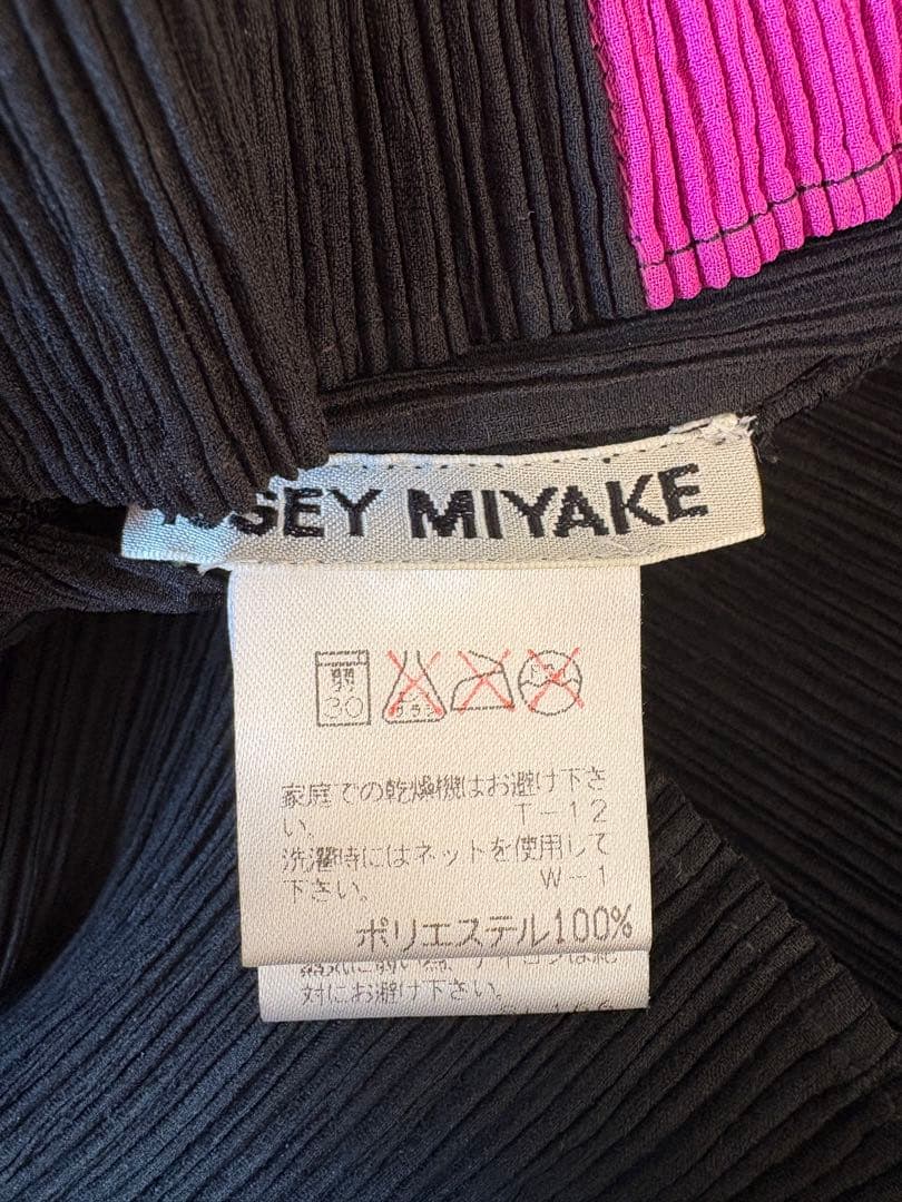 ISSEY MIYAKE イッセイミヤケ　プリーツプリーズ　ハイネックトップス