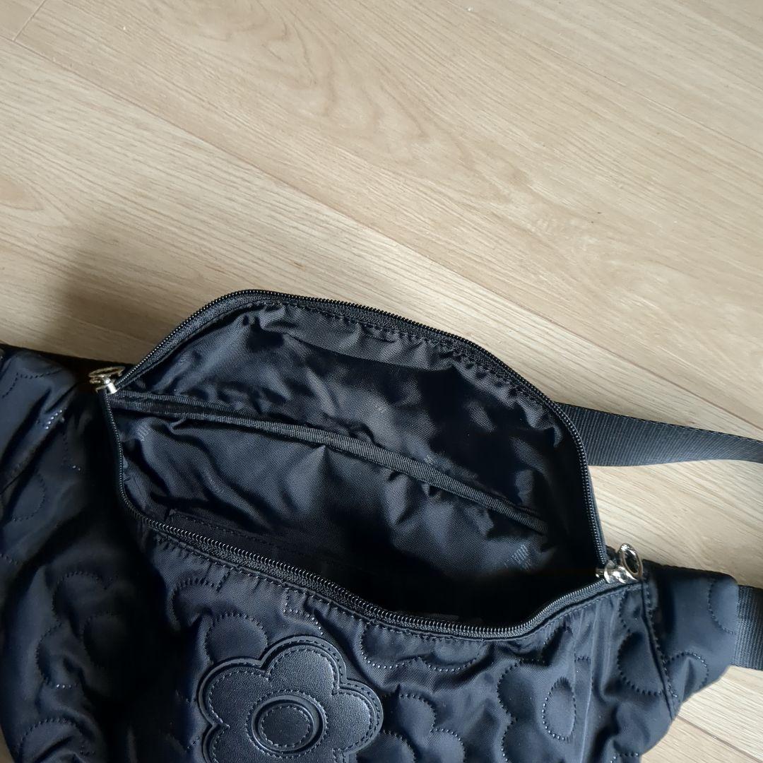 未使用　マリークワント　黒 花柄キルティング ボディバッグ