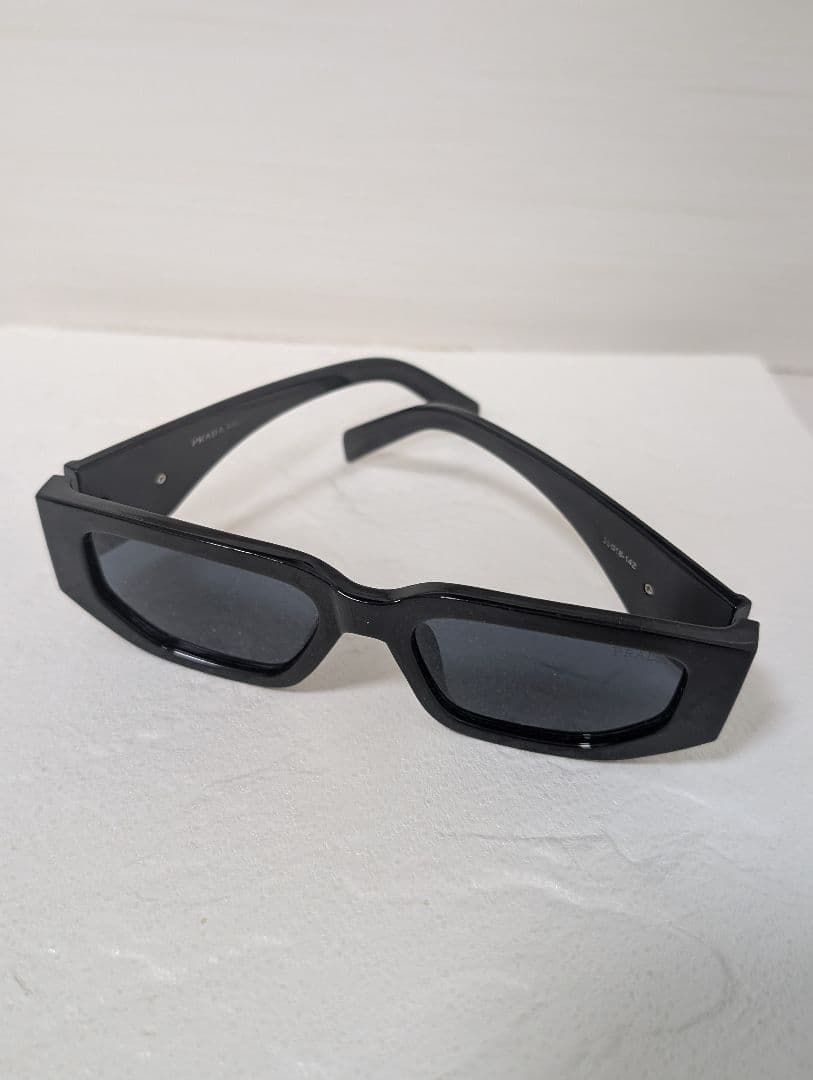 PRADA トライアングル ロゴ サングラス