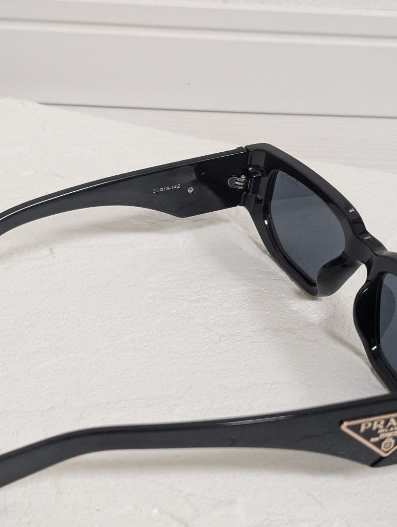PRADA トライアングル ロゴ サングラス