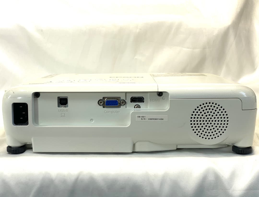 み*い様 EPSON エプソン EB-E01 プロジェクター 本体 ランプ点灯時