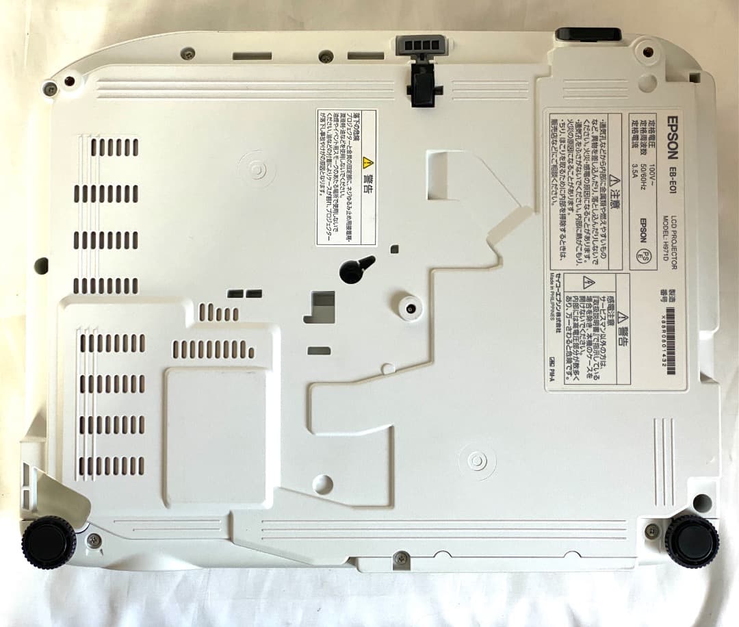 み*い様 EPSON エプソン EB-E01 プロジェクター 本体 ランプ点灯時