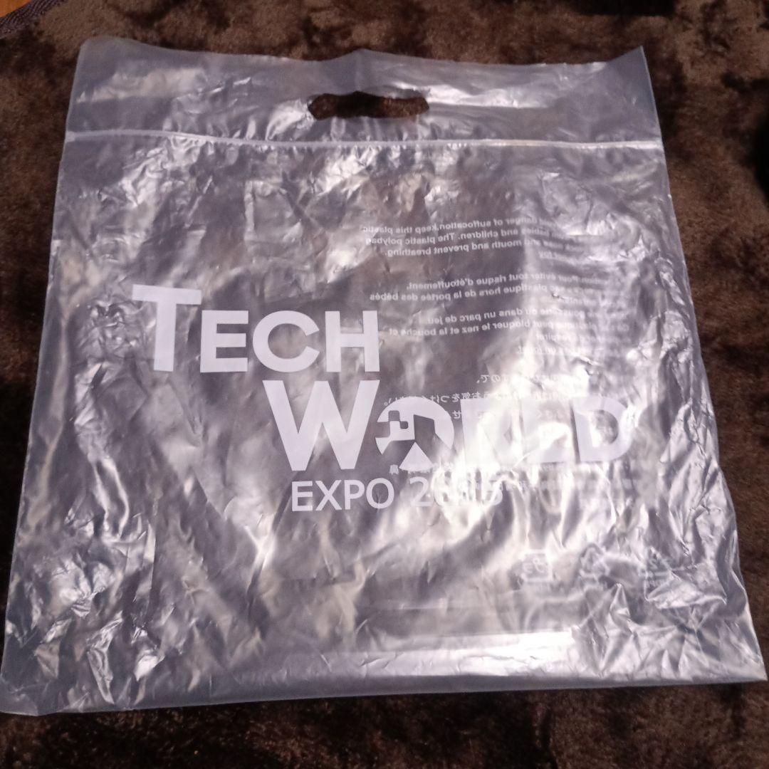 TECH WORLD EXPO 2025 ショルダーバッグとピンバッジ