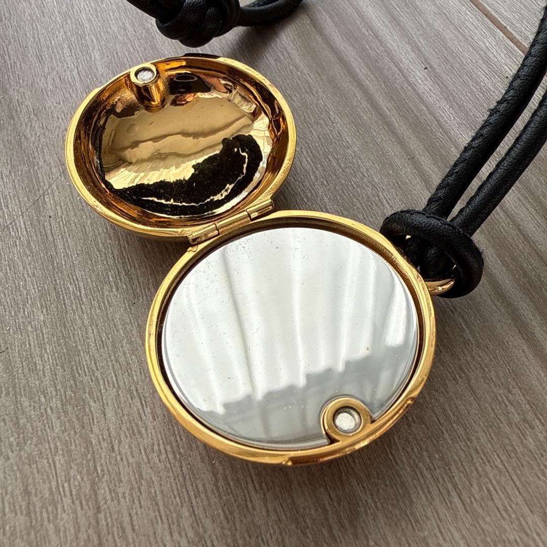 LOEWE 丸型ミラーアナグラムチャーム