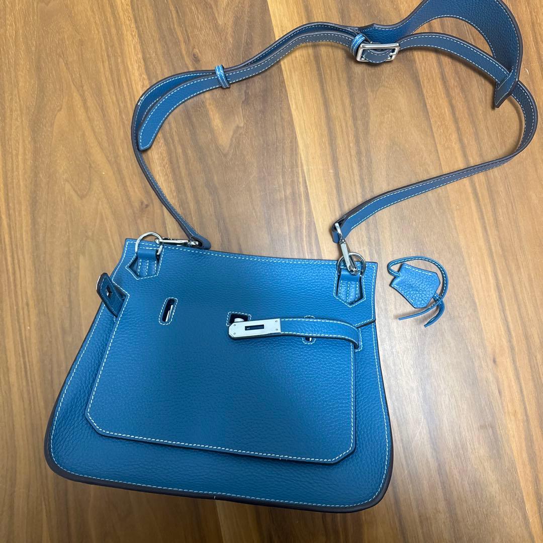 青いレザーショルダーバッグ 鍵付き