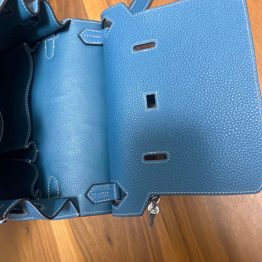 青いレザーショルダーバッグ 鍵付き