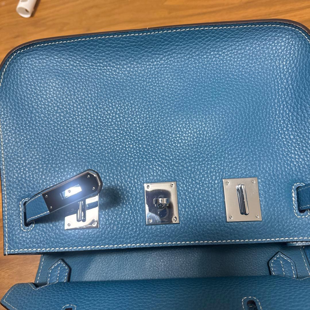 青いレザーショルダーバッグ 鍵付き