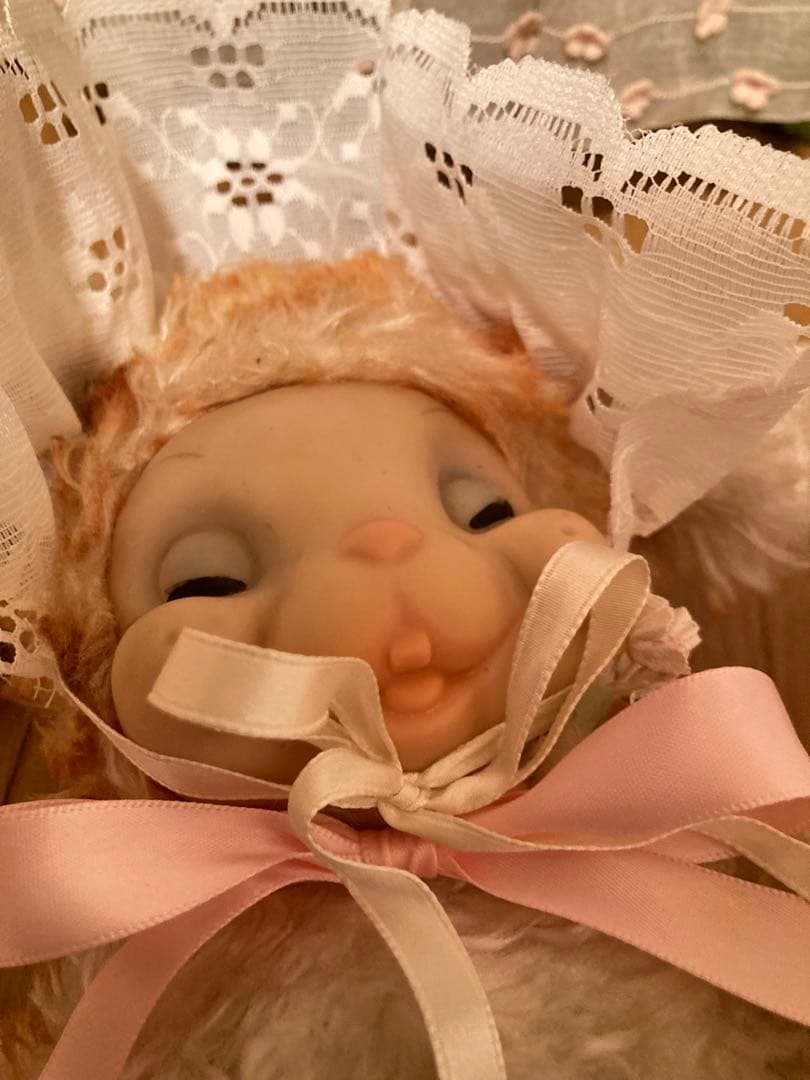 ラシュトンラバーフェイスうさぎちゃん。 レースの衣装付き