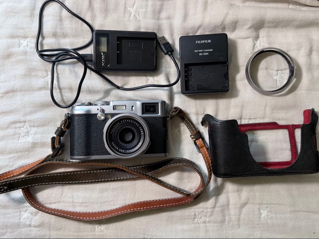 Fujifilm X100 デジタルカメラ ボディスーツ、レザーストラップ他