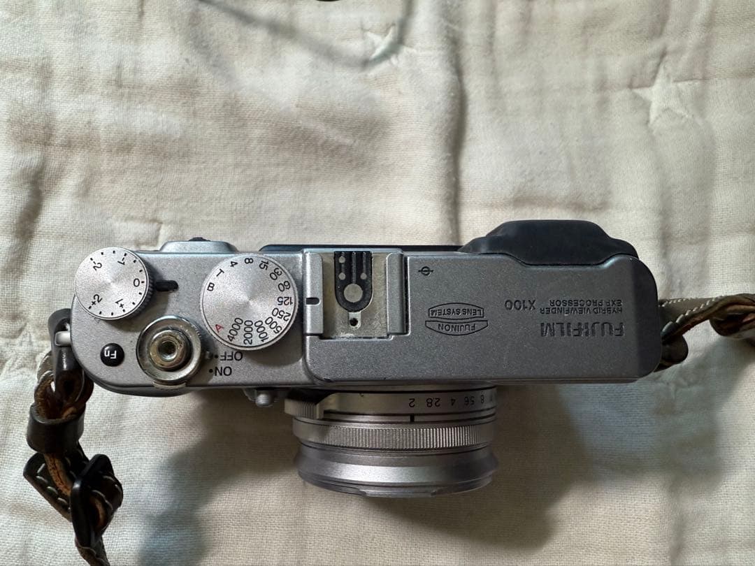 Fujifilm X100 デジタルカメラ ボディスーツ、レザーストラップ他