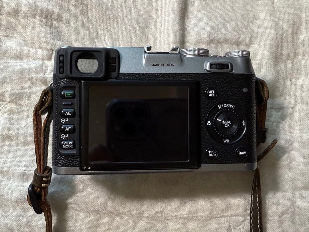 Fujifilm X100 デジタルカメラ ボディスーツ、レザーストラップ他