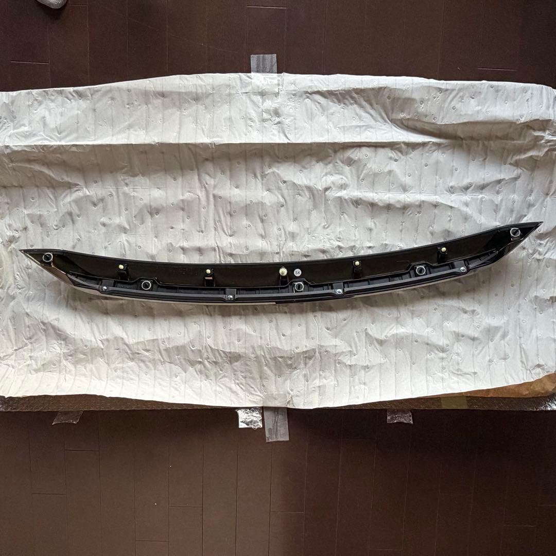 【美品】60系 ハリアー 純正フードモール(漆黒メッキ) 75770-48080