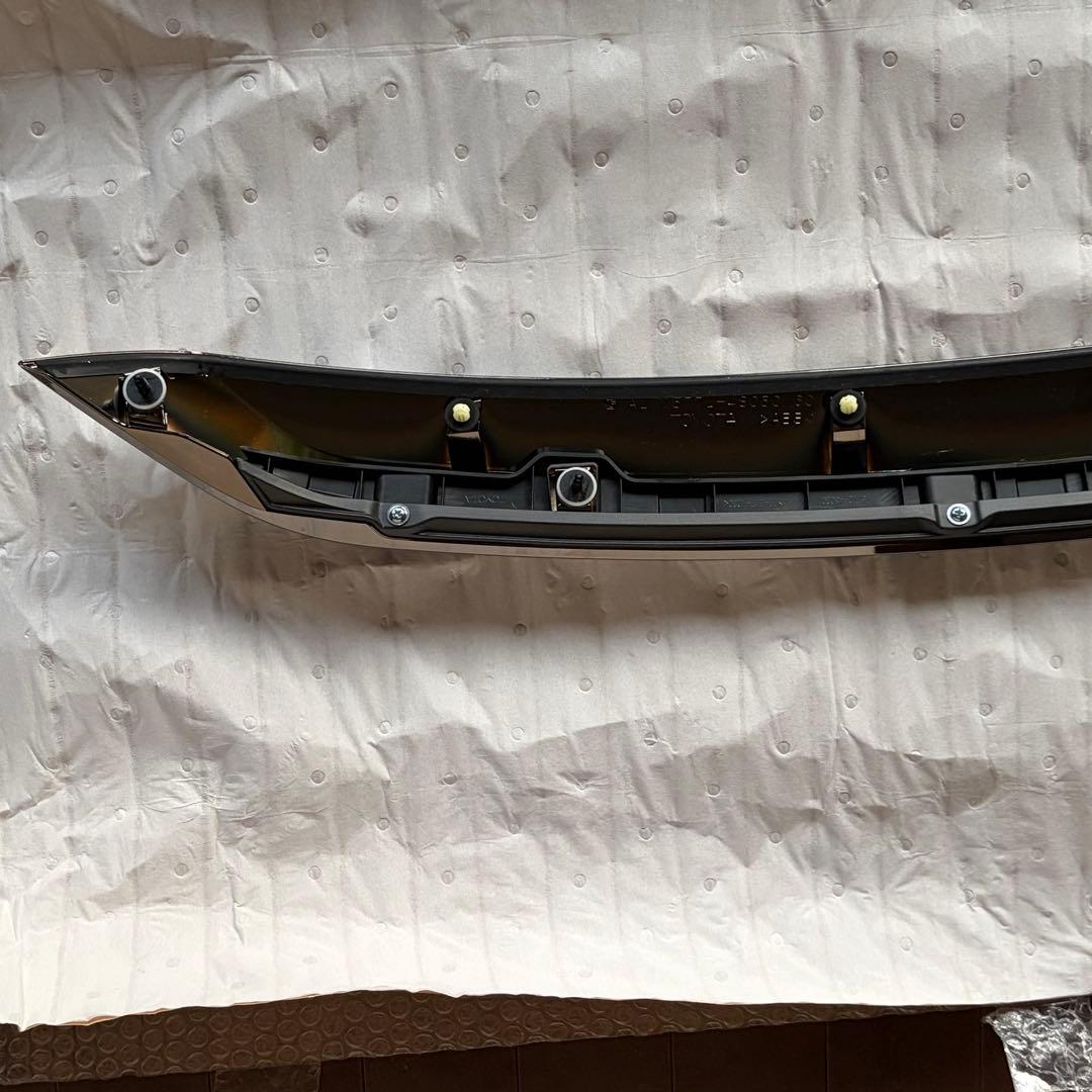 【美品】60系 ハリアー 純正フードモール(漆黒メッキ) 75770-48080