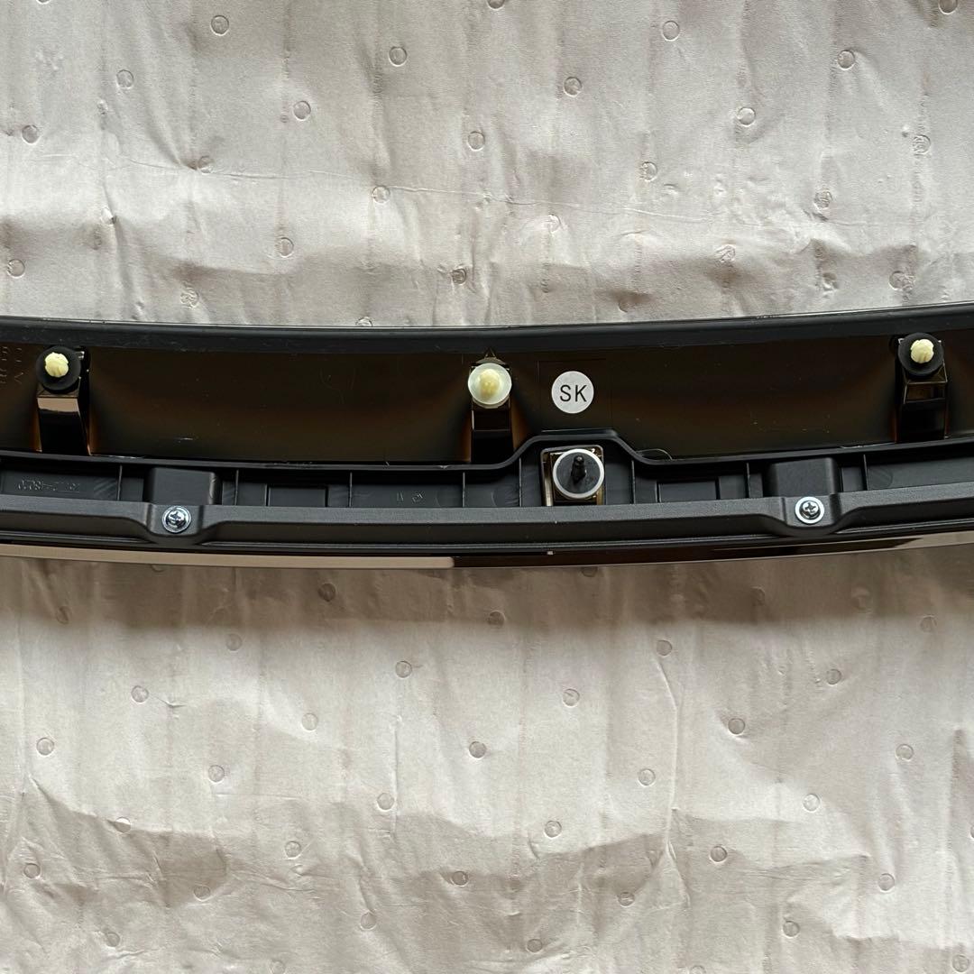 【美品】60系 ハリアー 純正フードモール(漆黒メッキ) 75770-48080