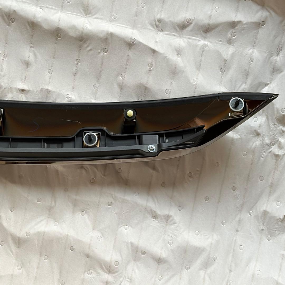 【美品】60系 ハリアー 純正フードモール(漆黒メッキ) 75770-48080