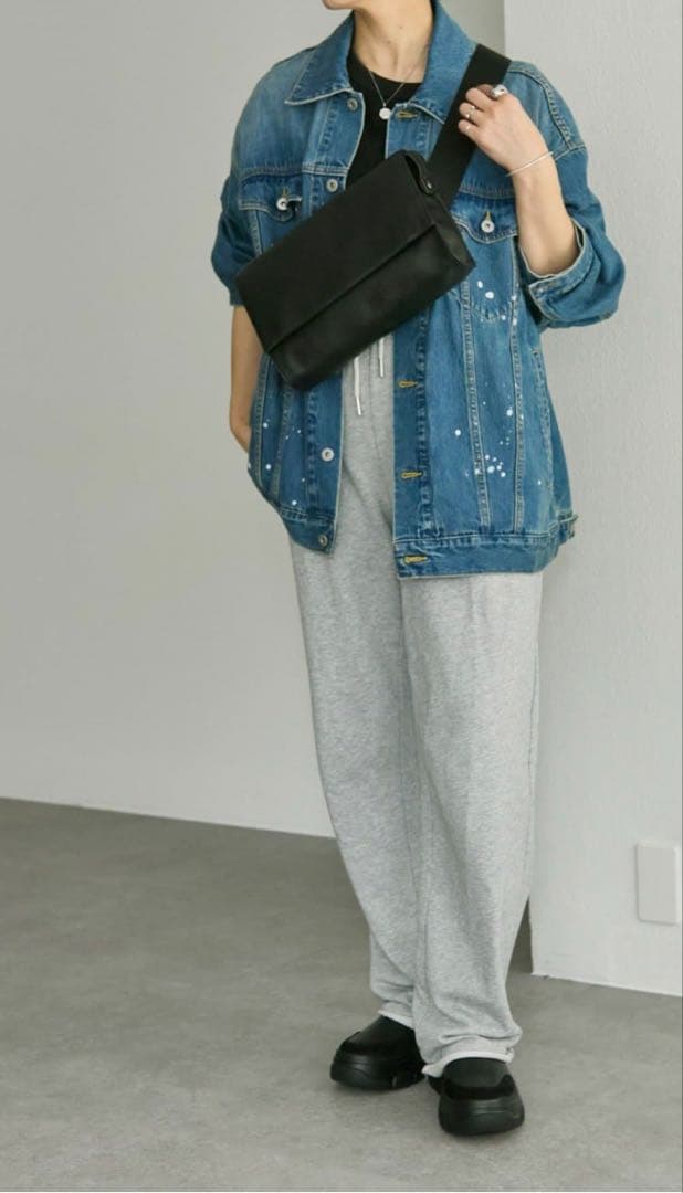 美品イアパヒヨネ　ワイドテープショルダーブラック ボディバッグ本革