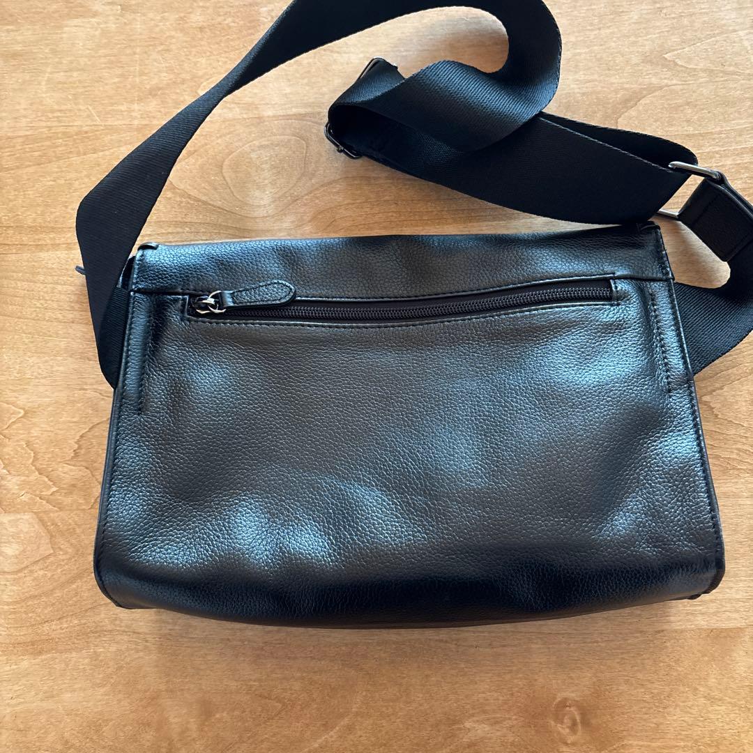 美品イアパヒヨネ　ワイドテープショルダーブラック ボディバッグ本革
