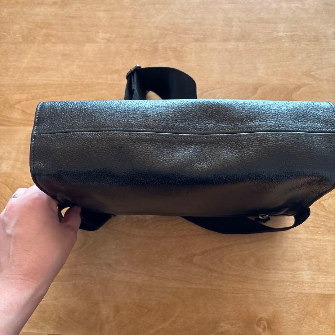 美品イアパヒヨネ　ワイドテープショルダーブラック ボディバッグ本革