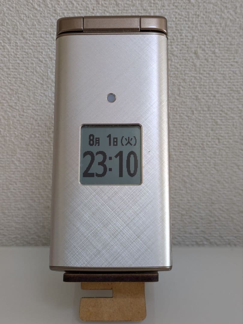 【美品】au簡単ケータイ KYF38本体シャンパンゴールド 充電器付き