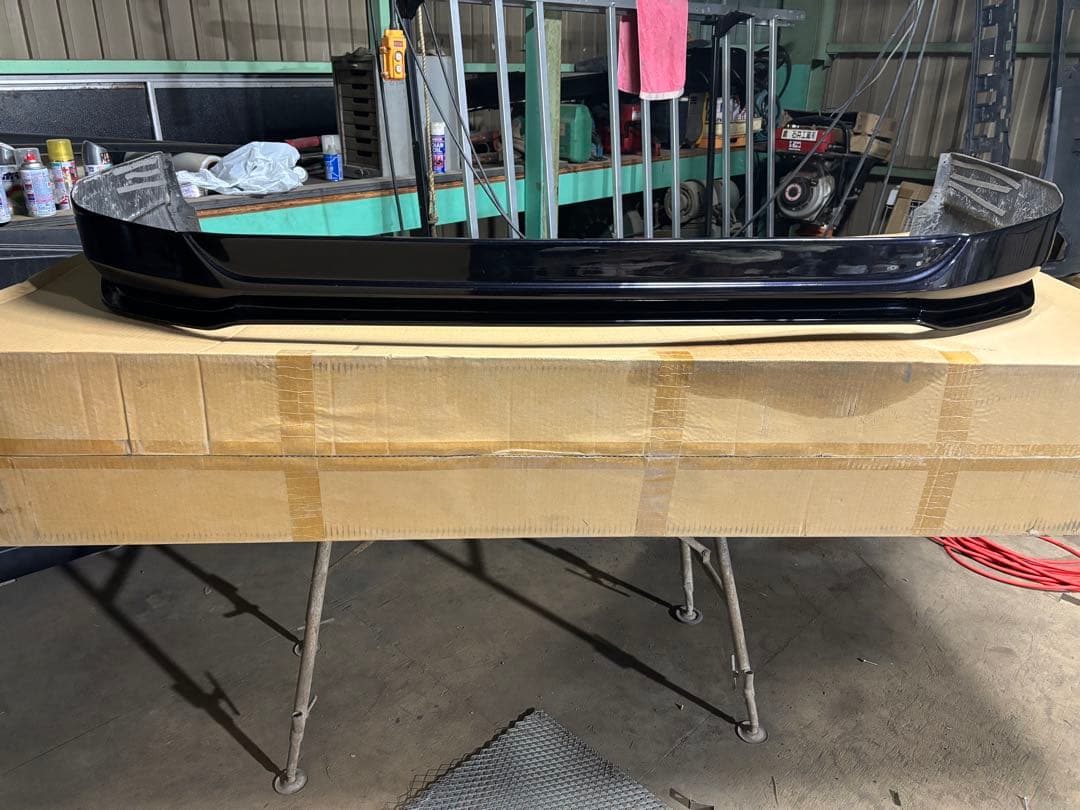 ハイエース　フリッパー一体型フロントリップスポイラー　エアロ　220塗装済み