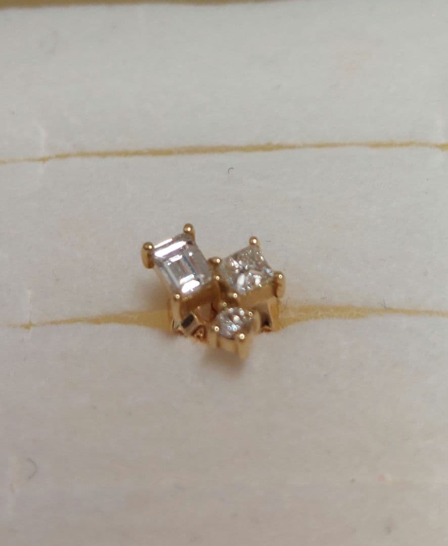 現行品AHKAHモザイクソラナ ピアスk18Au750定価　¥110,000