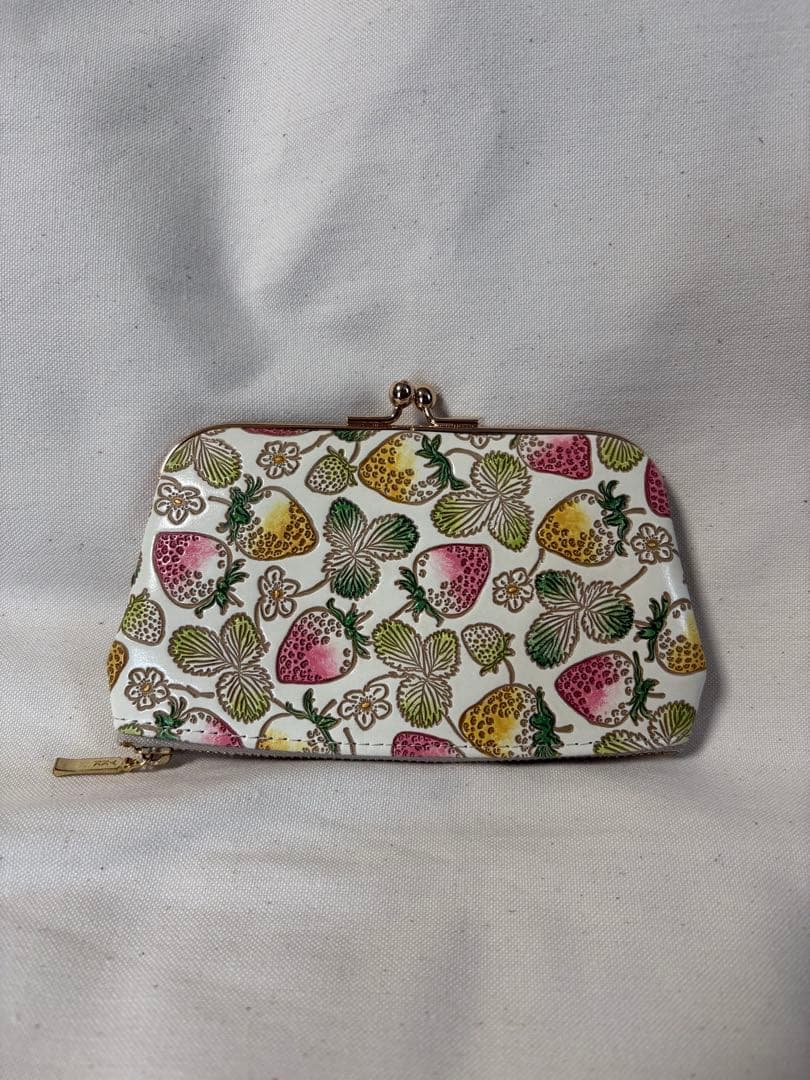 【ほぼ未使用】文庫屋大関 いちご柄 限定色 変形がま口　廃盤品 貴重