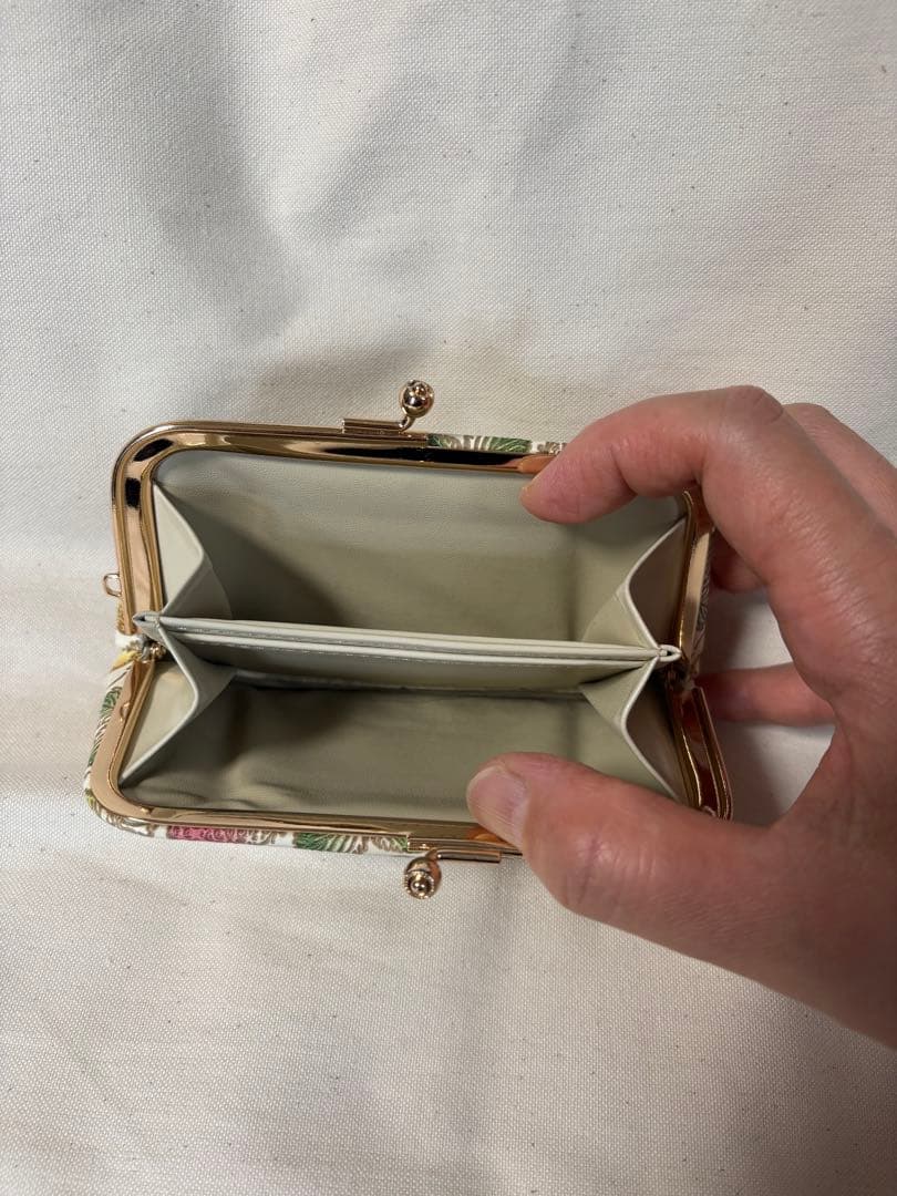 【ほぼ未使用】文庫屋大関 いちご柄 限定色 変形がま口　廃盤品 貴重