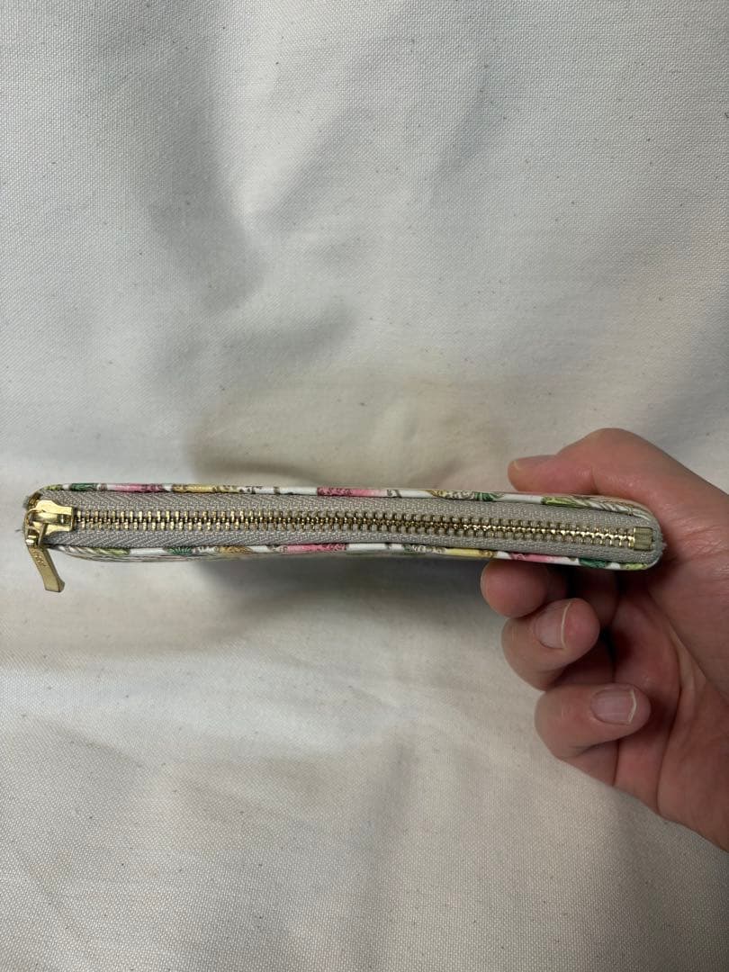 【ほぼ未使用】文庫屋大関 いちご柄 限定色 変形がま口　廃盤品 貴重