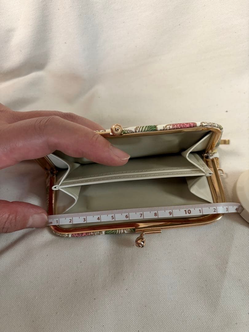 【ほぼ未使用】文庫屋大関 いちご柄 限定色 変形がま口　廃盤品 貴重