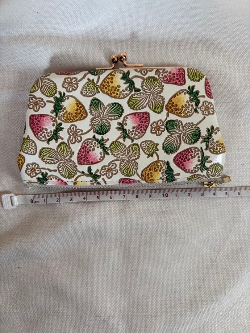 【ほぼ未使用】文庫屋大関 いちご柄 限定色 変形がま口　廃盤品 貴重