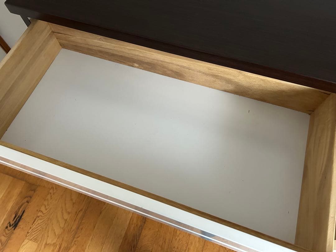 ダークブラウンの木製チェスト完成品